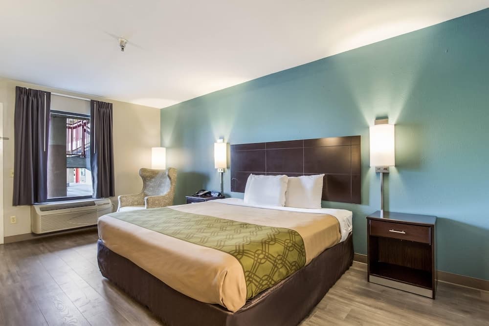 Econo Lodge Inn & Suites