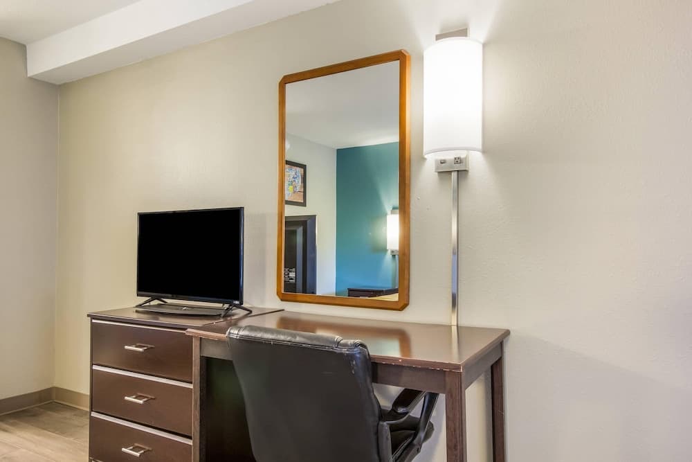 Econo Lodge Inn & Suites