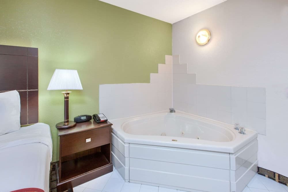 Days Inn & Suites by Wyndham Madison Heights MI