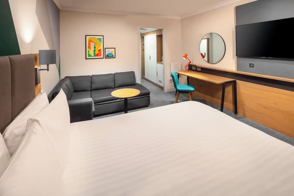 Holiday Inn Farnborough by IHG