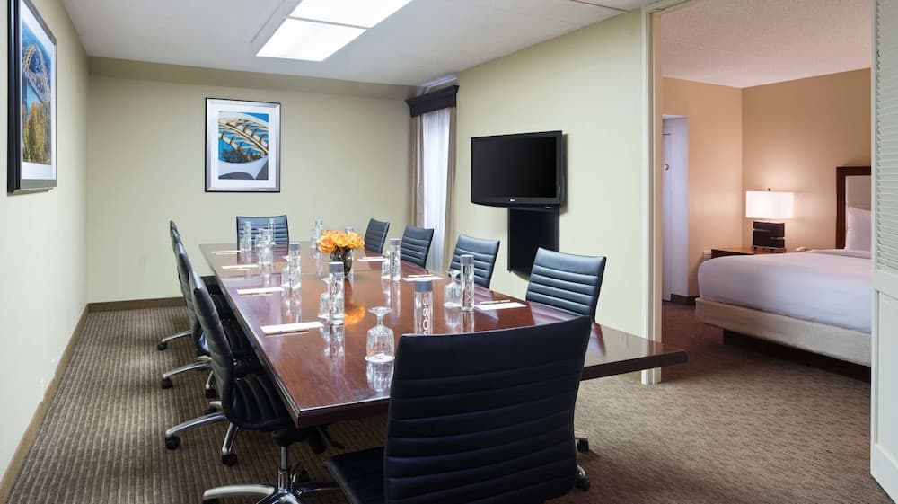 DoubleTree Suites by Hilton Hotel Cincinnati - Blue Ash