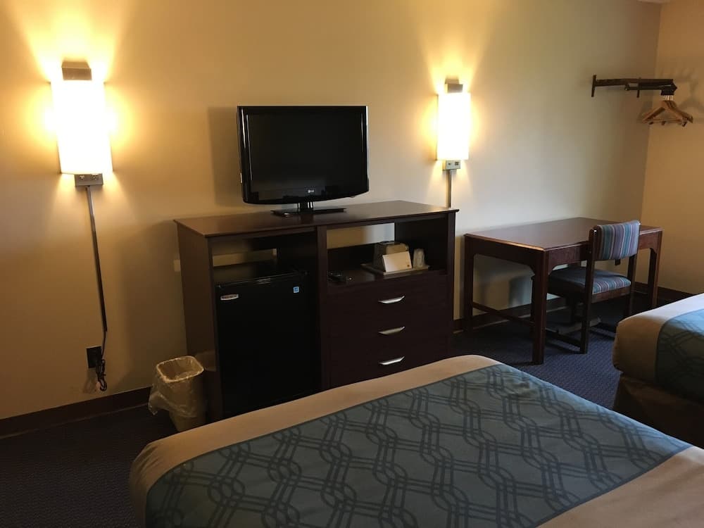 Econo Lodge Darien Lakes