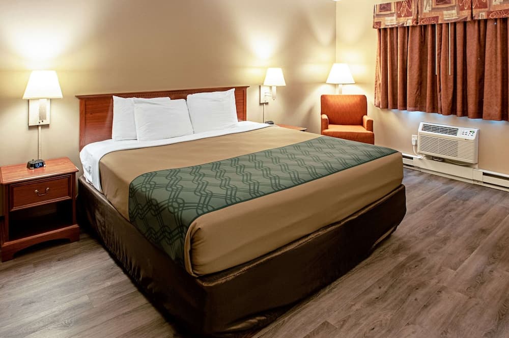 Econo Lodge Menomonie On The Bay