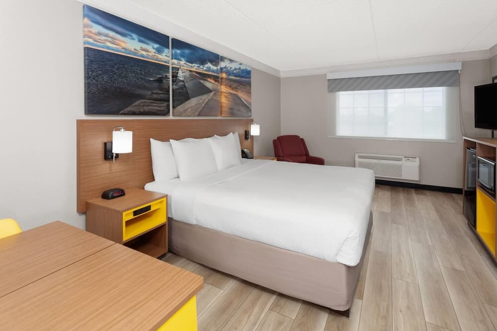 Days Inn & Suites by Wyndham Arlington Heights