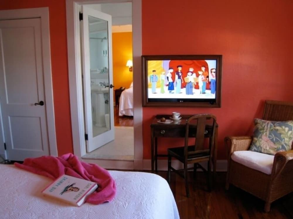 Colony Hotel & Cabaña Club