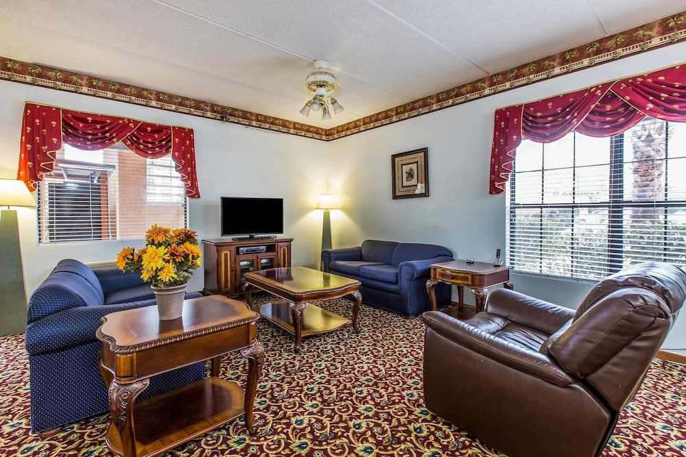 Econo Lodge Inn & Suites Albany North