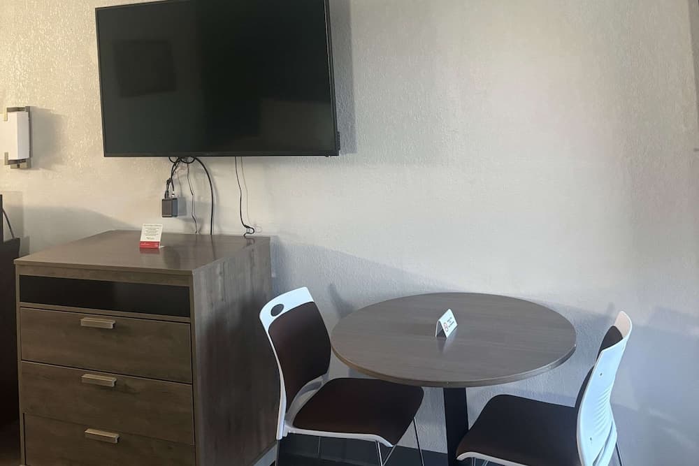 Econo Lodge Calhoun South