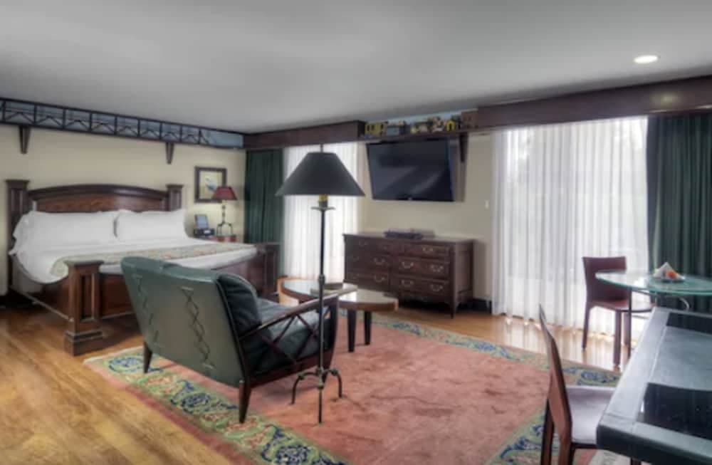 Dinah's Garden Hotel