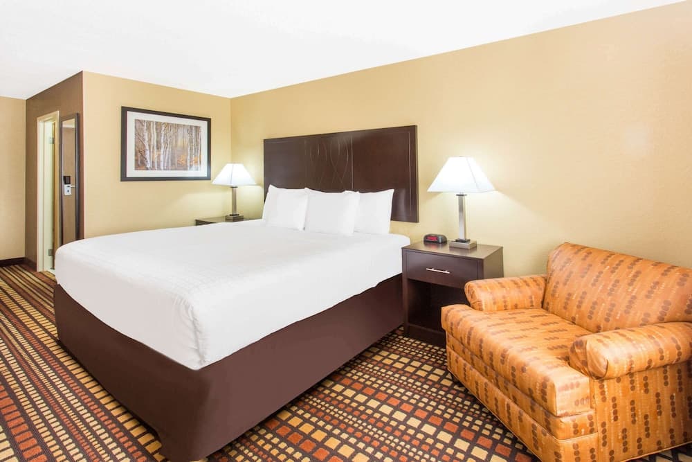 Days Inn & Suites by Wyndham Davenport East