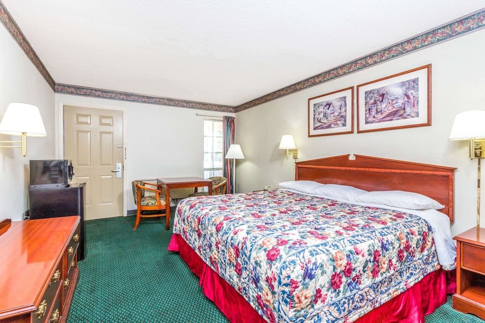 Days Inn by Wyndham Cornelia