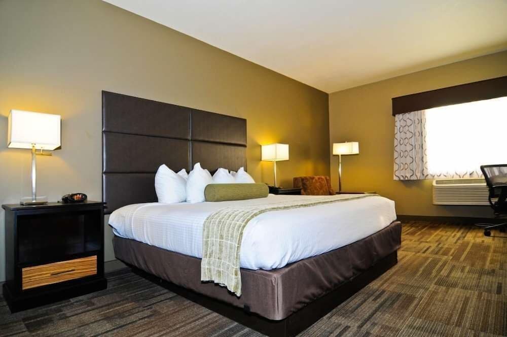 Best Western Plus Night Watchman Inn & Suites