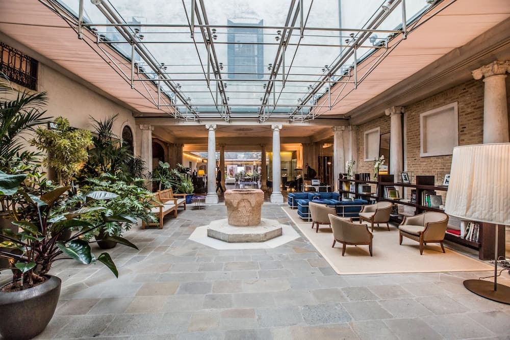 Hotel Monaco & Grand Canal