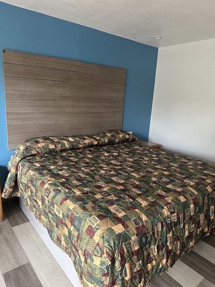 Palm Inn Hotel near Tyler Mall Riverside