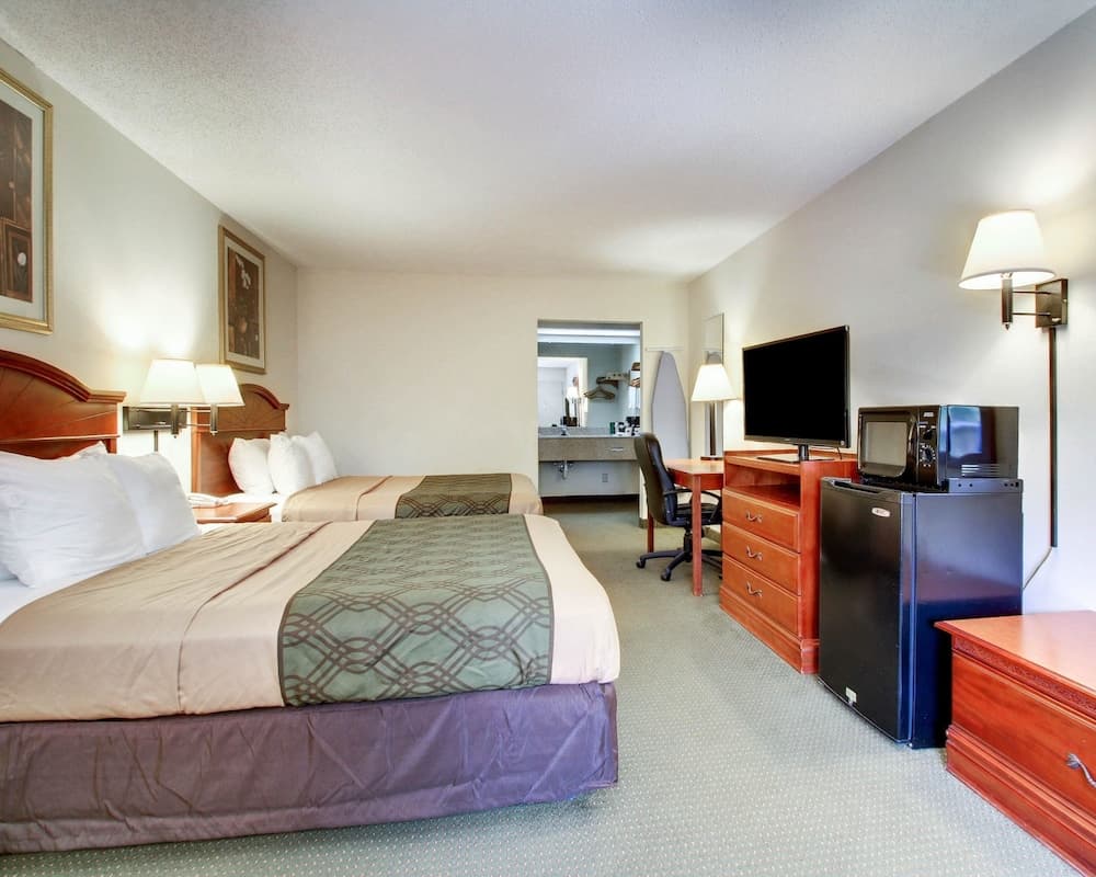 Econo Lodge Inn & Suites Gulfport Airport