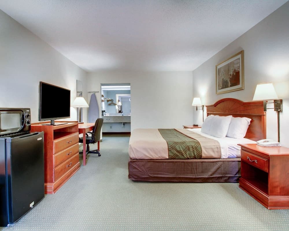 Econo Lodge Inn & Suites Gulfport Airport