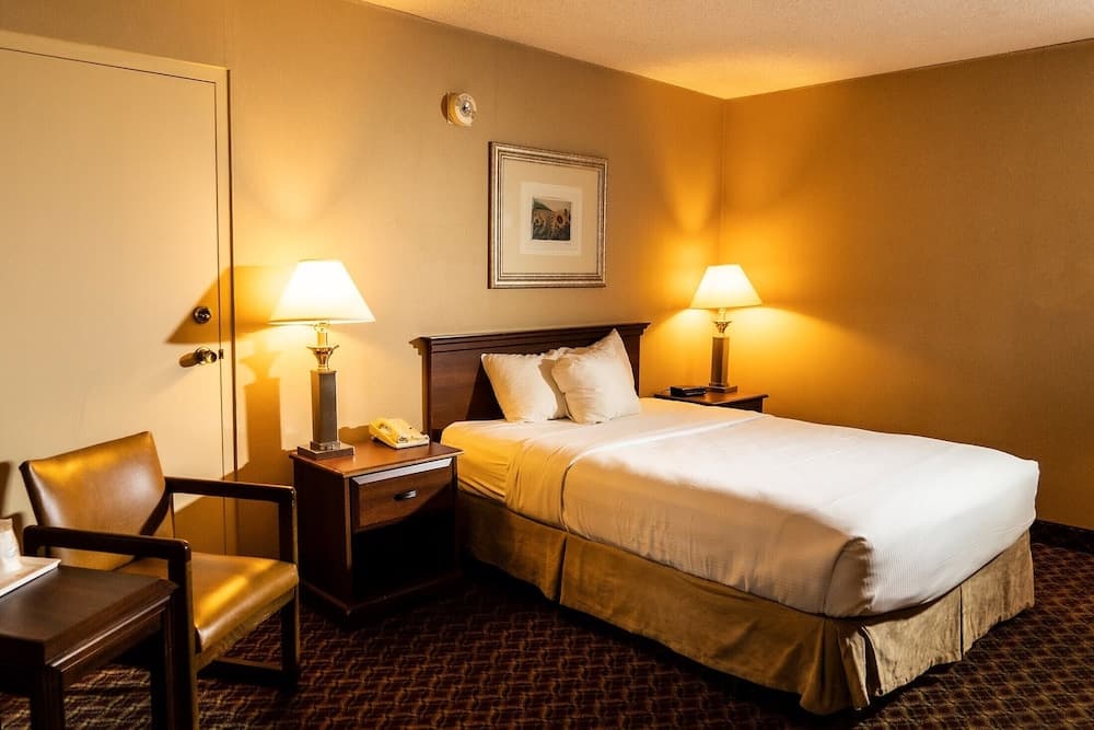 Ramada Hotel & Convention Center by Wyndham Topeka Downtown