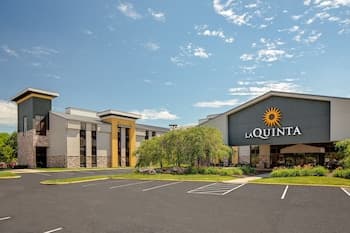 La Quinta Inn & Suites by Wyndham Detroit Metro Airport