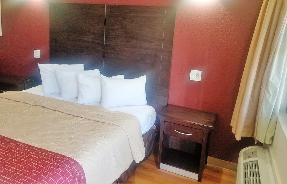 Red Roof Inn & Suites Houston - Hobby Airport