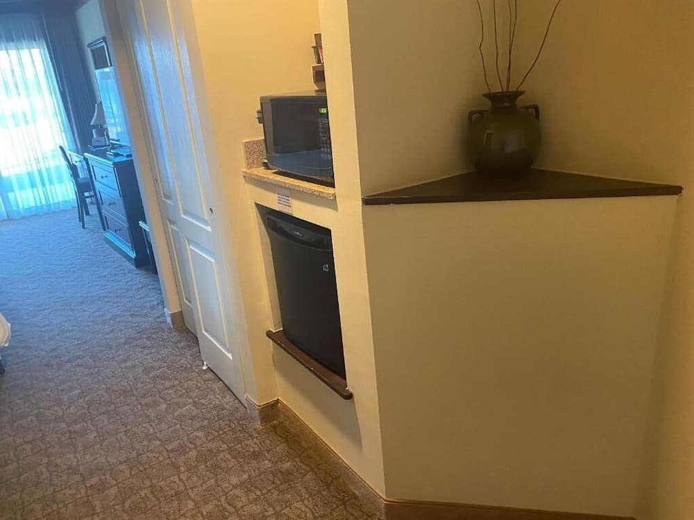 Fourwinds Lakeside Inn & Marina