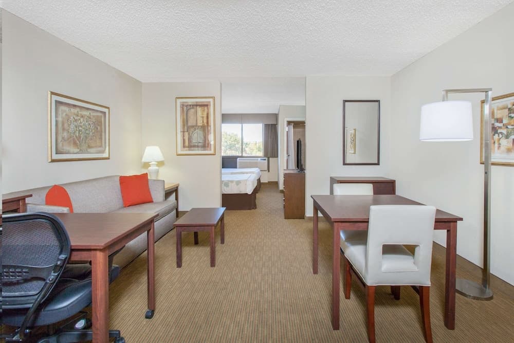 Hawthorn Suites by Wyndham Midwest City Tinker AFB