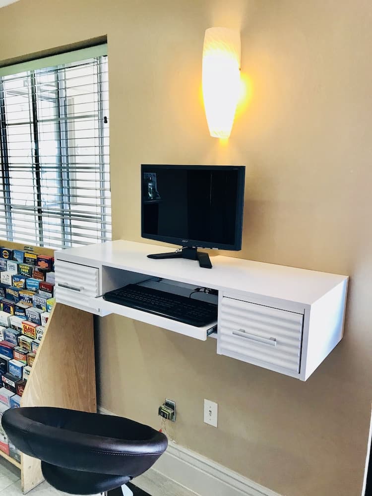 Howard Johnson by Wyndham Salinas