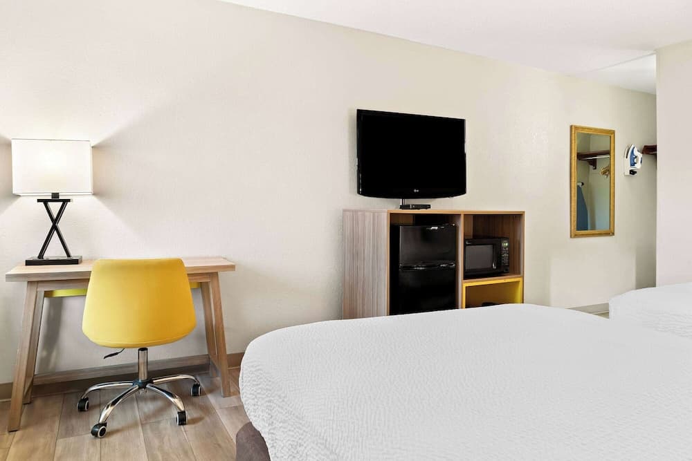 Days Inn & Suites by Wyndham Warren