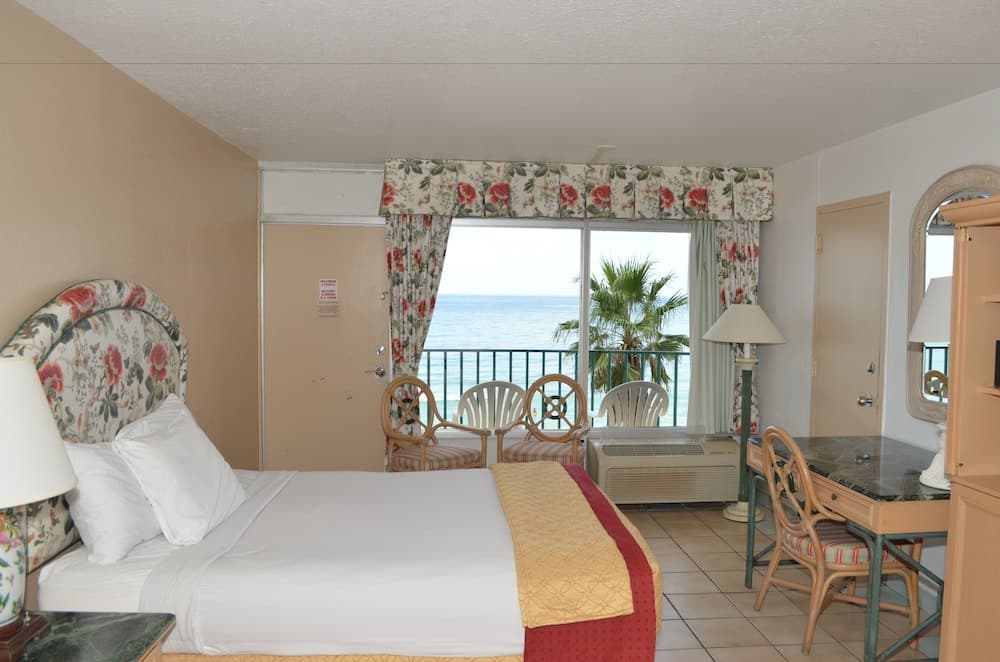 Days Inn by Wyndham Panama City Beach/Beachfront Resort