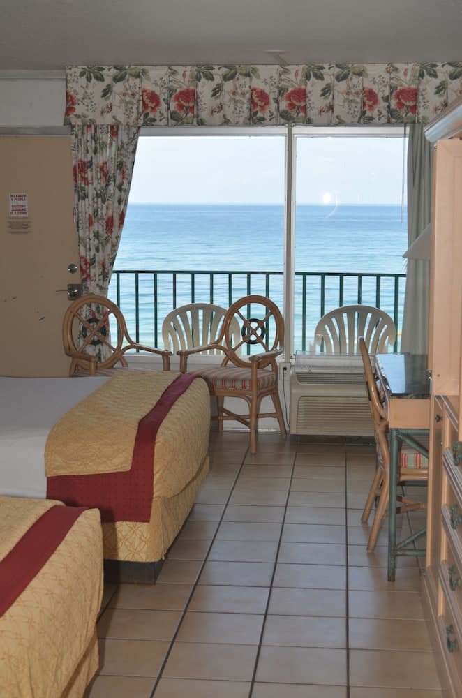 Days Inn by Wyndham Panama City Beach/Beachfront Resort