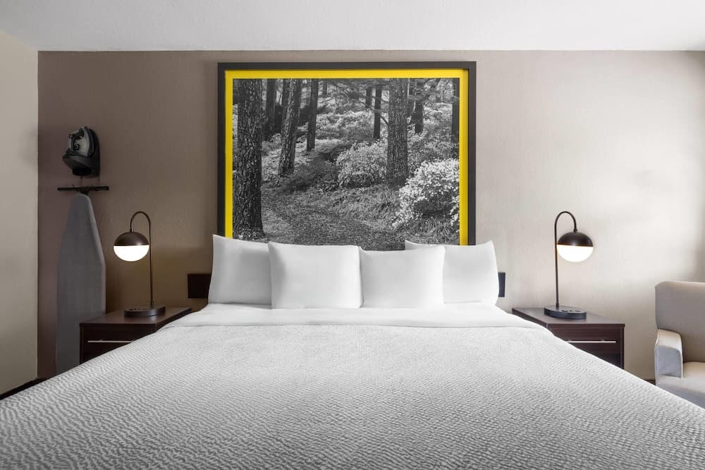 Super 8 by Wyndham Helen