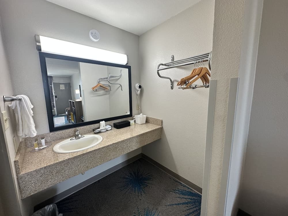 Days Inn by Wyndham Adel I-75