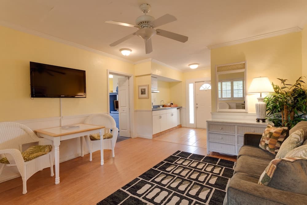 Lemon Tree Inn - Near Tin City