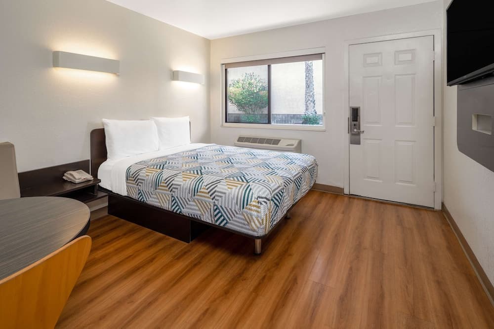 Motel 6 Santa Barbara, CA - State Street