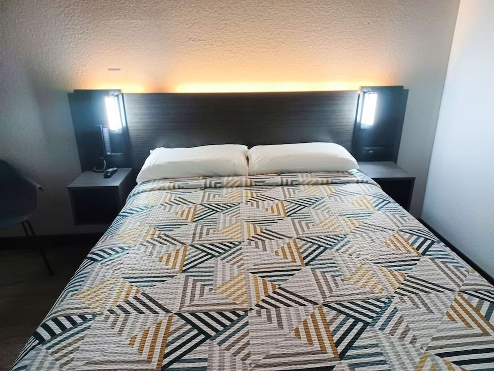 Motel 6 Fresno, CA - Blackstone North