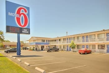 Motel 6 Fresno, CA - Blackstone North