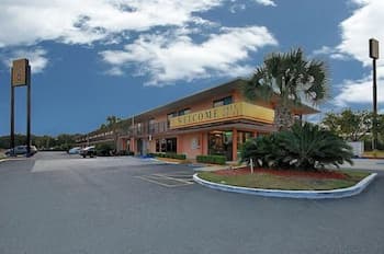 Super 6 Inn & Suites