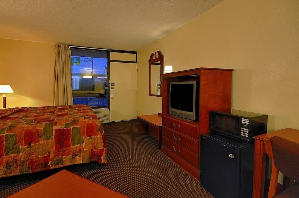 Super 6 Inn & Suites