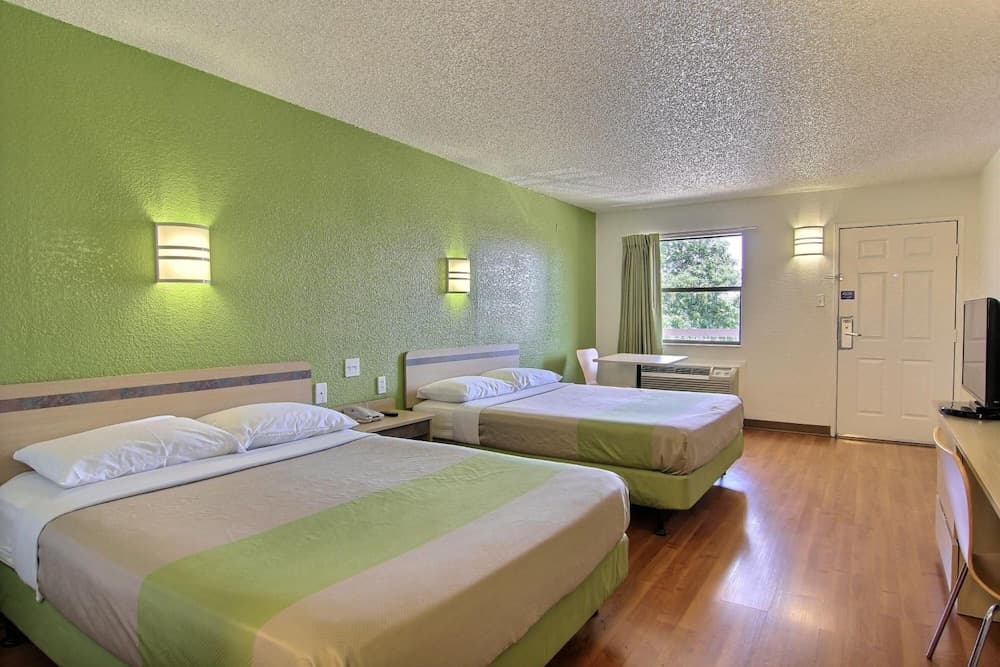 Motel 6 Austin, TX - Central Downtown UT