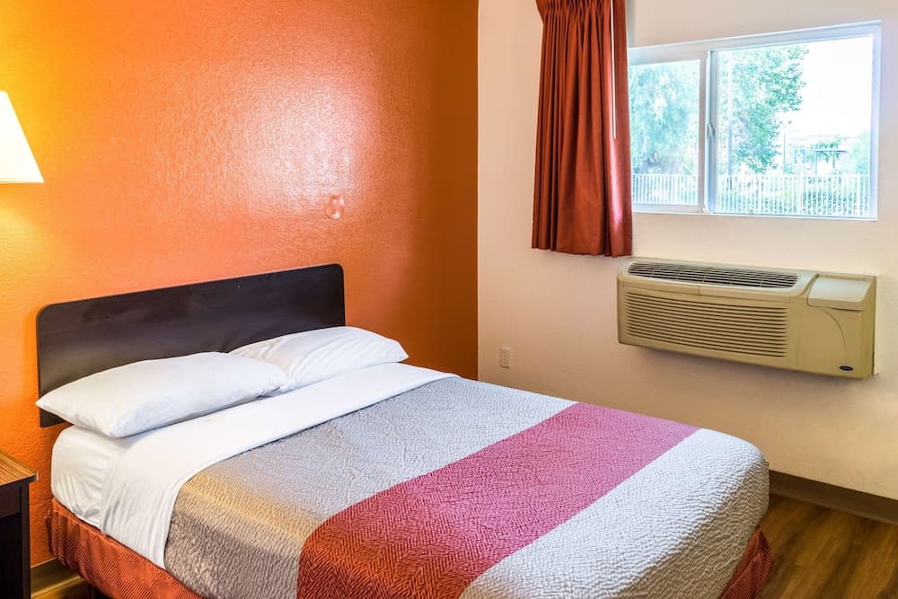 Motel 6 Bakersfield, CA - Convention Center