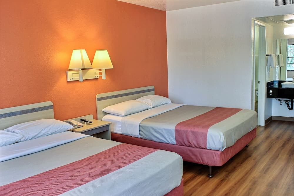 Motel 6 Coalinga, CA - East