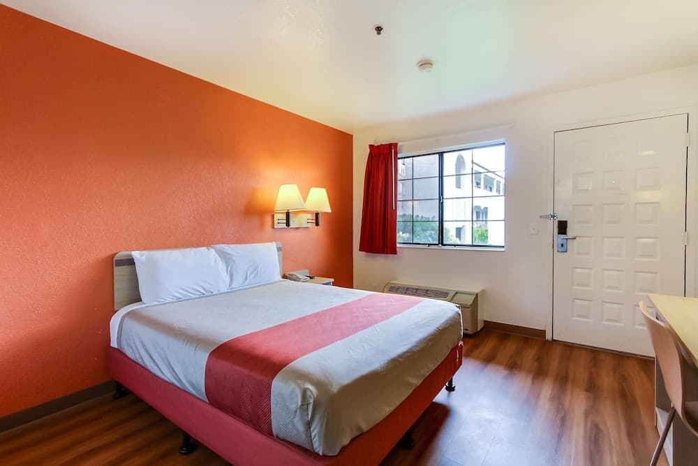 Motel 6 Salinas, CA - North Monterey Area