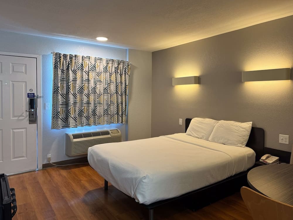 Motel 6 Simi Valley, CA