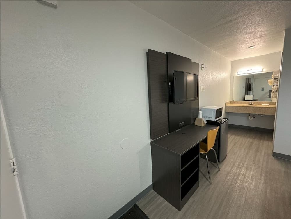 Motel 6 Janesville, WI