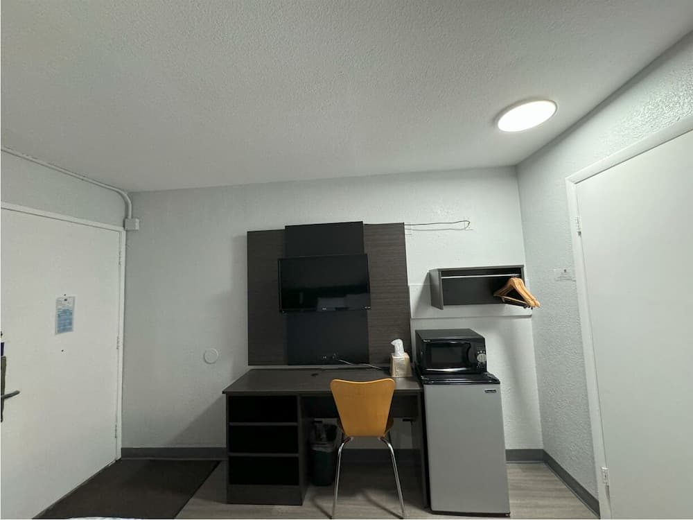 Motel 6 Janesville, WI