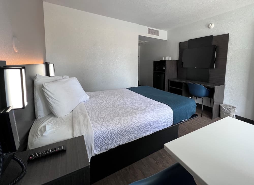 Motel 6 Bakersfield, CA - South