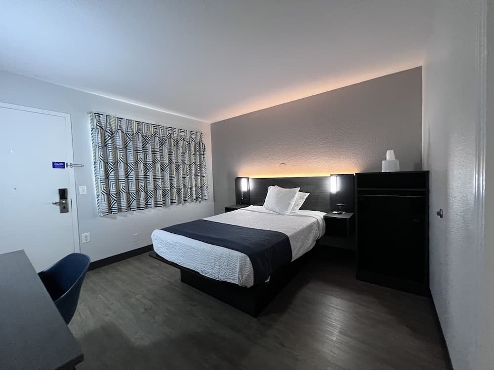 Motel 6 Bakersfield, CA - South