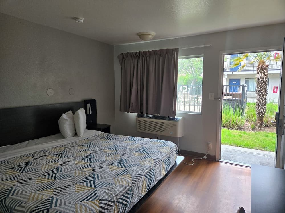 Super 8 by Wyndham Tracy