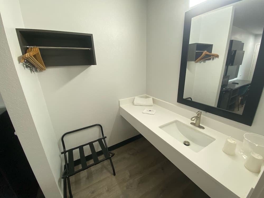 Motel 6 Windsor Locks, CT - Hartford