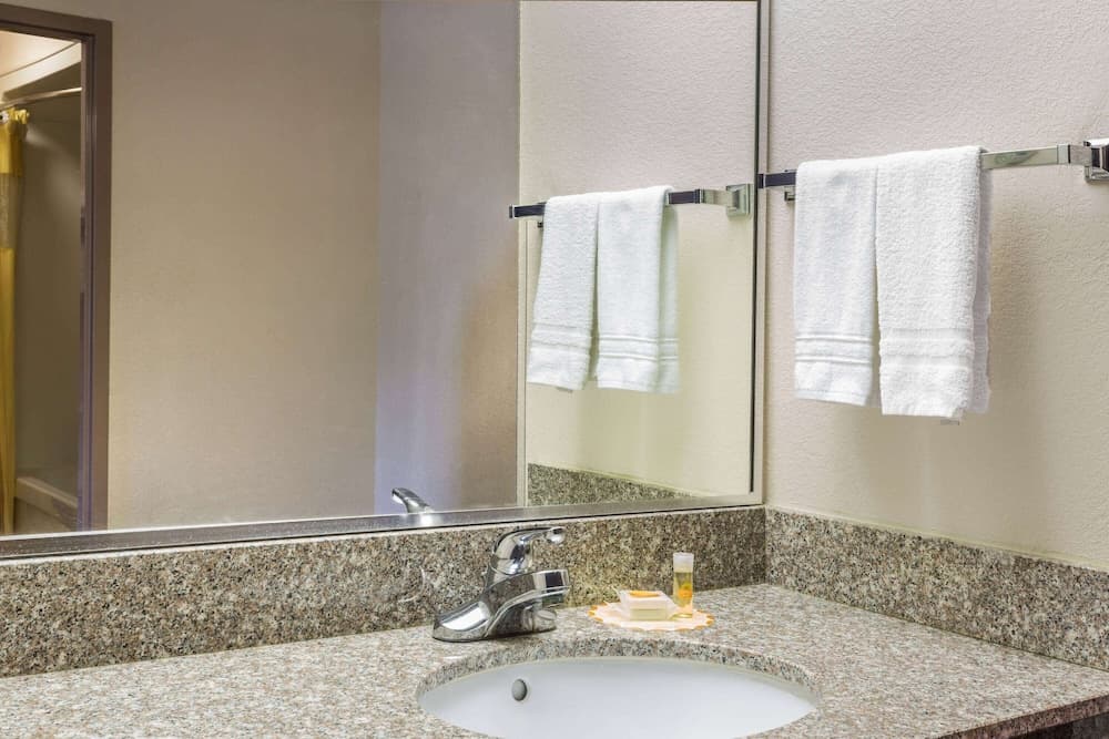 Days Inn by Wyndham Panama City/Callaway