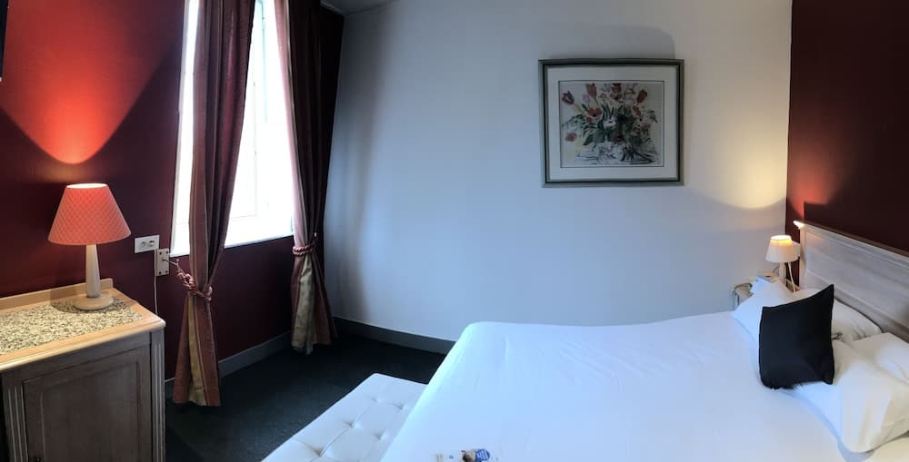 Brit Hotel Aux Sacres