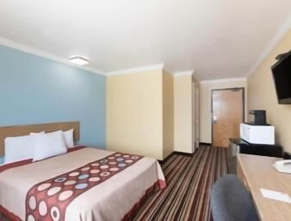 Super 8 by Wyndham Midland